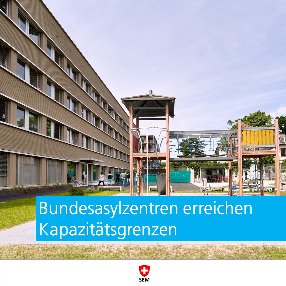 Die Asylunterkünfte des Bundes erreichen die Kapazitätsgrenzen. Deshalb aktiviert der Bund Teile des Notfallplans: Asylsuchende, bei denen das Verfahren es zulässt, treten als vorübergehende Massnahme früher aus den Bundesasylzentren in die Kantone aus. 

sem.admin.ch/sem/de/home/se…