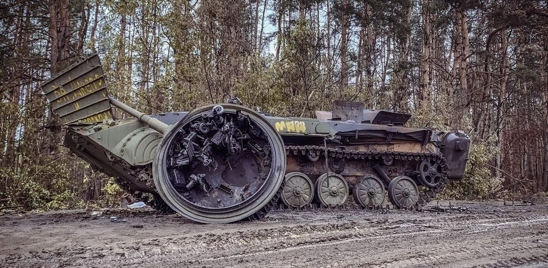 DesignChamber's tweet image. Знищена БМП-1 орків, якій відірвало башту. На корпусі видно номер [128 (?)]. Після бою воїни ЗСУ написали жовтим «За Днепр…». Це або Донецька, або Харківська область.