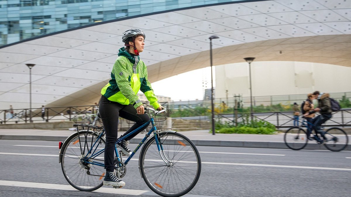Conti_Press's tweet photo. Up to two times more visible to #sensors and #cameras than regular high-visibility vests: Detectable Jacket increases #safety for #VulnerableRoadUsers. The easy-to-recognize jacket from #Continental and #UrbanCircus is now available in Europe: https://t.co/ET9C7TWUZd https://t.co/7W6yg3aF0m