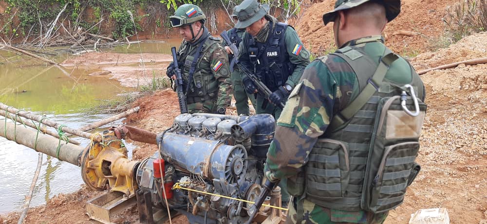 dhernandezlarez's tweet photo. El Estado protegerá el medio ambiente y la biodiversidad presente en los parques nacionales y demás áreas protegidas por la Nación. No permitiremos que organizaciones terroristas armadas delincuenciales, asociadas al narcotráfico y minería ilegal, cometan ecocidios ambientales ! https://t.co/4JLCB5RVvf