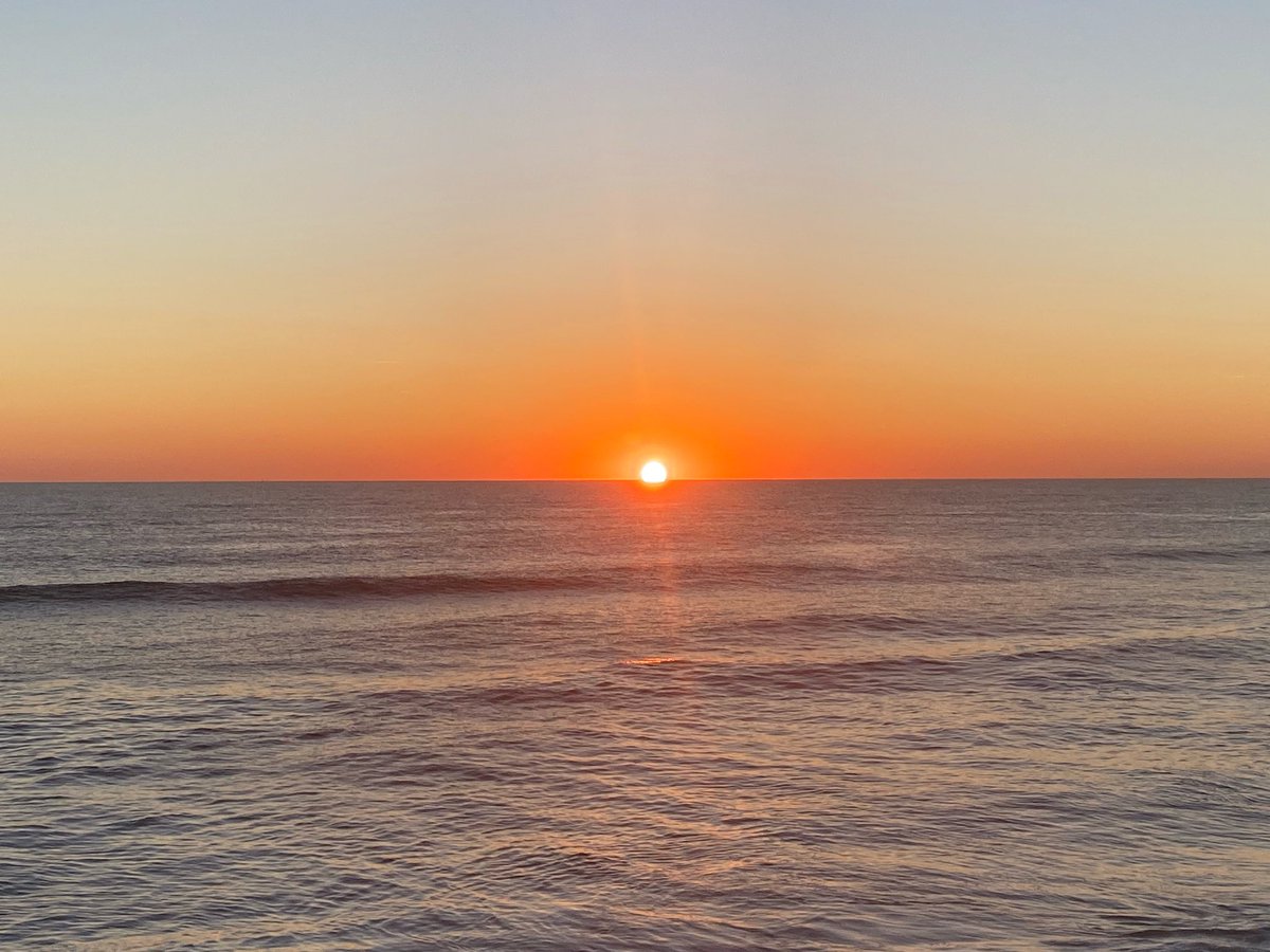 FlaglerSurf1's tweet image. It&apos;s difficult to always focus on the positive... but try to be positive while you focus ;) 
.
.
#sunrise #flaglerbeach #mindset #gratitude #positivevibes #dailyquotes #flaglersurf #sweeterwhensalty #haveagreatday