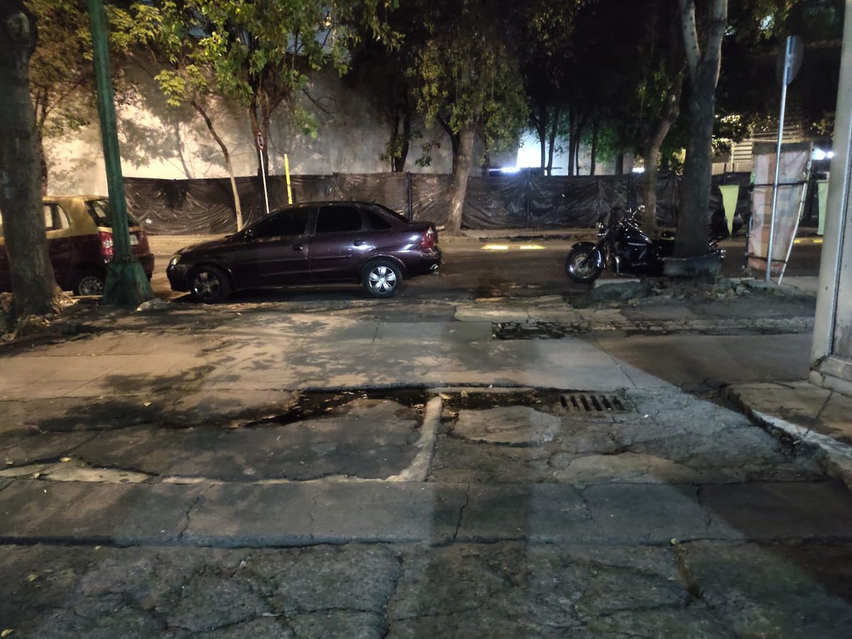 boliya's tweet photo. @UCS_GCDMX @SSC_CDMX @OVIALCDMX @LaSEMOVI @GobCDMX @EvidenciaCdMx @GeneralPeaton en diagonal 20nov frente a tlaxcoaque corsa NNJ-6124 tapando entrada. Dueña una policía que se le avisó es entrada y rehusó a quitarse Avisen a su compañera debe respetar el disco de no estacionar https://t.co/0slH0BeOPJ
