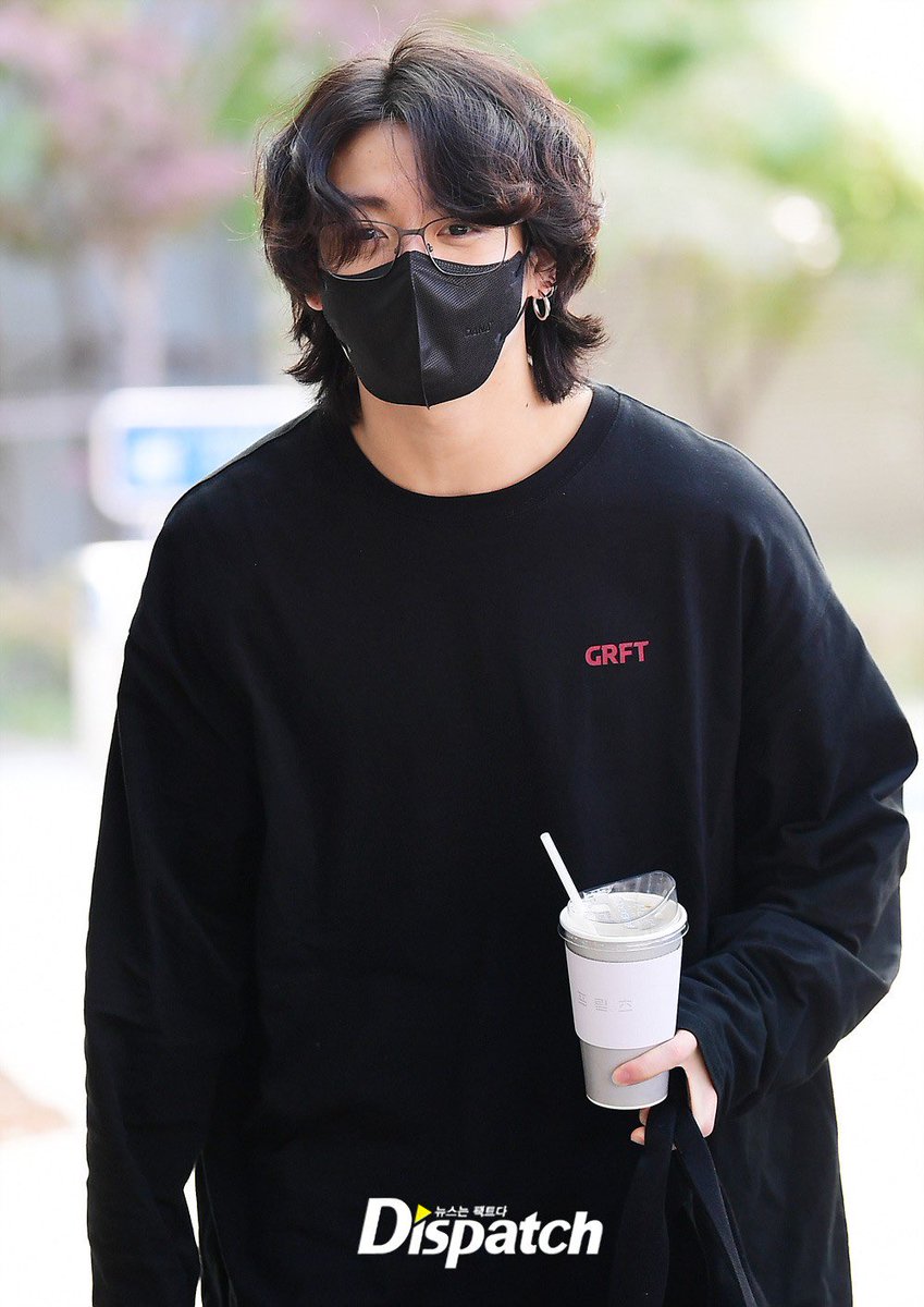 btsuniversebr's tweet photo. 📷 PRESS 24.10.22 | #JUNGKOOK no Seoul Gimpo Business Aviation Center a caminho do Qatar ✈️ [1] 

© on photo
#BTS (@BTS_twt) #BTSARMY #방탄소년단 https://t.co/VeKQ00XZVT