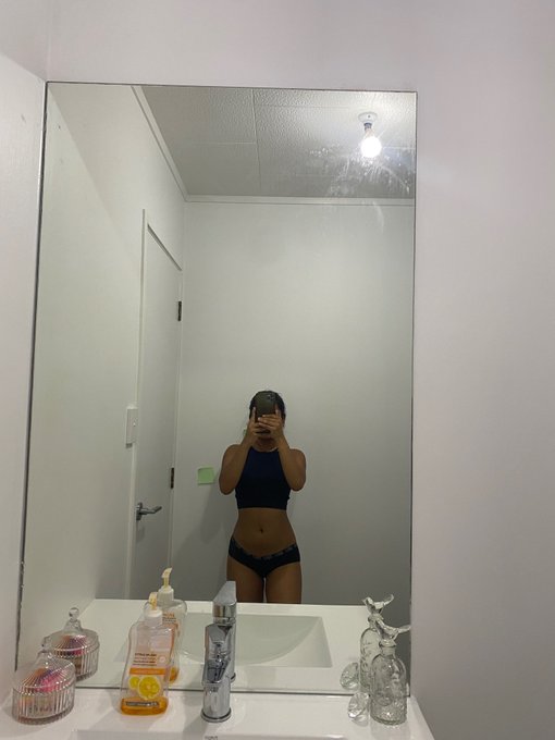 Pre shower things 💦 https://t.co/VSV7MSlLi4