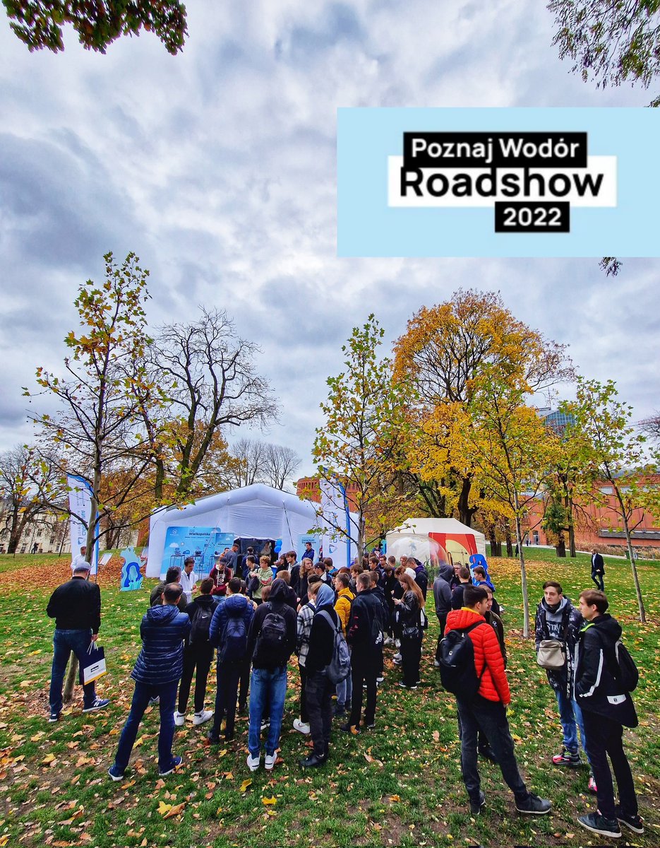 PoznajWodor's tweet photo. [1/2] Czas na wielki finał!⭐️ Ostatnim punktem pierwszej edycji Poznaj Wodór Roadshow jest Miasto Poznań💙 Gościmy w jednym z najbardziej rozpoznawalnych punktów centrum miasta czyli w przestrzeniach @StaryBrowar5050 🥰 Nasze miasteczko wodorowe znajdziecie tuż obok w Parku przy https://t.co/YCiDMpBtiM
