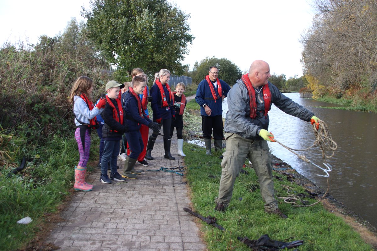 LaticsCommunity's tweet photo. ⛵️ It was great to support @CanalRiverTrust's renovations and clean-up of Lock 88 on the Leeds &amp; Liverpool Canal today.  

🤝 Thanks to @LaticsOfficial's Junior Supporters Focus Group for lending a hand, and taking part in a litter pick around the canal!

#wafc 🔵⚪️ https://t.co/wpDYcZRMMp
