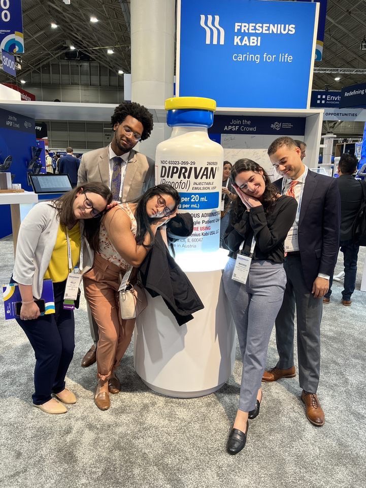 KellyKPoe's tweet photo. Had a fabulous weekend at #ANES22. One of the best parts was getting to experience it with my amazing classmates (and finally see the giant propofol bottle) @ASALifeline @CameranBurt @marissaklein22 https://t.co/qO31QNDYJ8