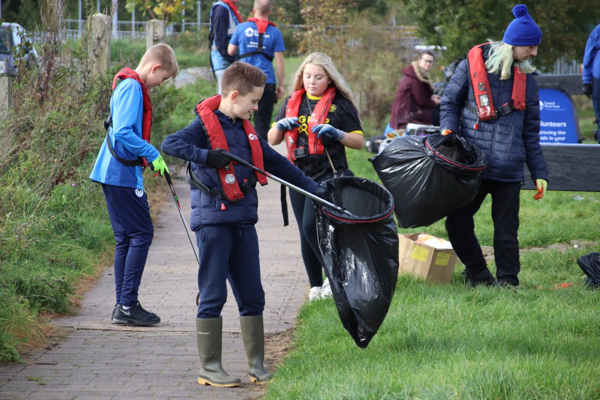 LaticsCommunity's tweet photo. ⛵️ It was great to support @CanalRiverTrust's renovations and clean-up of Lock 88 on the Leeds &amp; Liverpool Canal today.  

🤝 Thanks to @LaticsOfficial's Junior Supporters Focus Group for lending a hand, and taking part in a litter pick around the canal!

#wafc 🔵⚪️ https://t.co/wpDYcZRMMp
