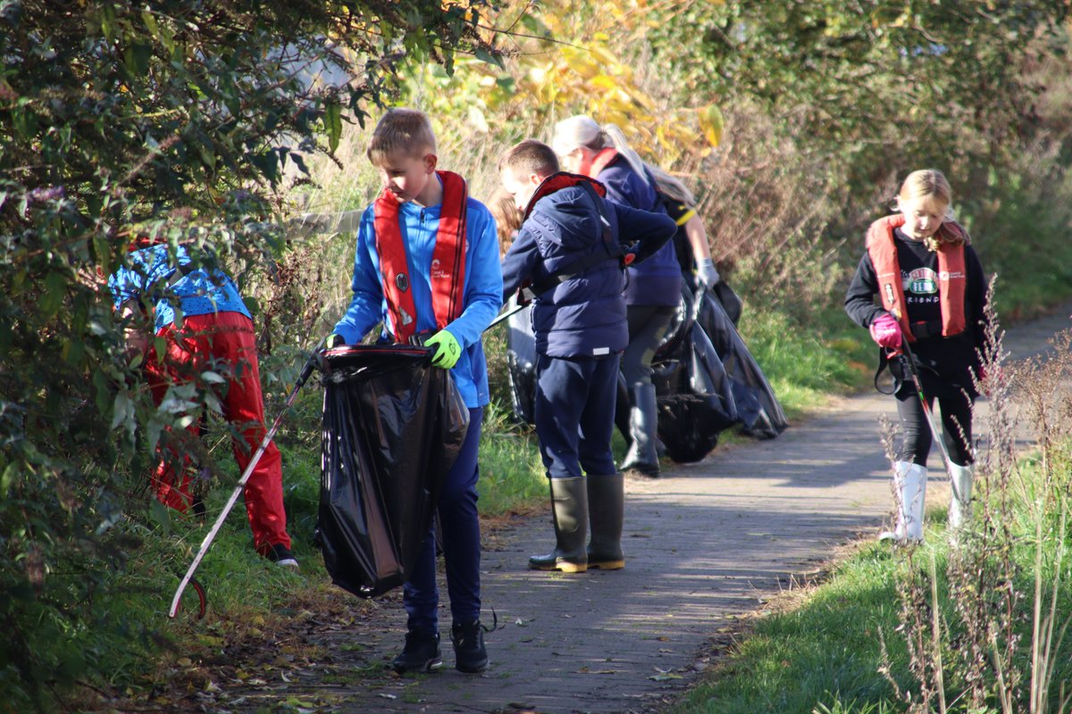 LaticsCommunity's tweet photo. ⛵️ It was great to support @CanalRiverTrust's renovations and clean-up of Lock 88 on the Leeds &amp; Liverpool Canal today.  

🤝 Thanks to @LaticsOfficial's Junior Supporters Focus Group for lending a hand, and taking part in a litter pick around the canal!

#wafc 🔵⚪️ https://t.co/wpDYcZRMMp