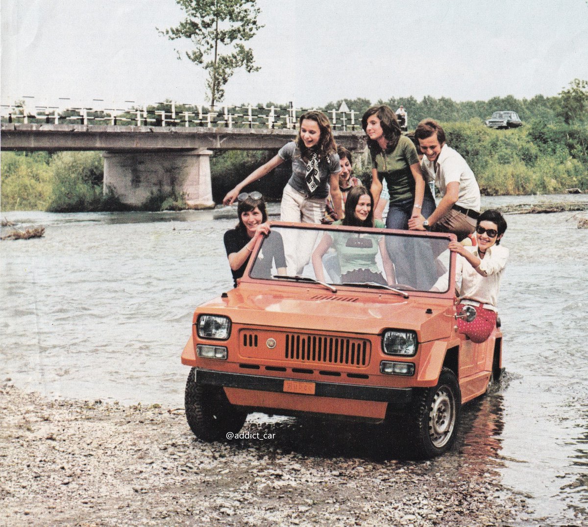 addict_car's tweet photo. People carrier:  Random car brochure picture of the day. #Fissore https://t.co/OHVB8n4MKV