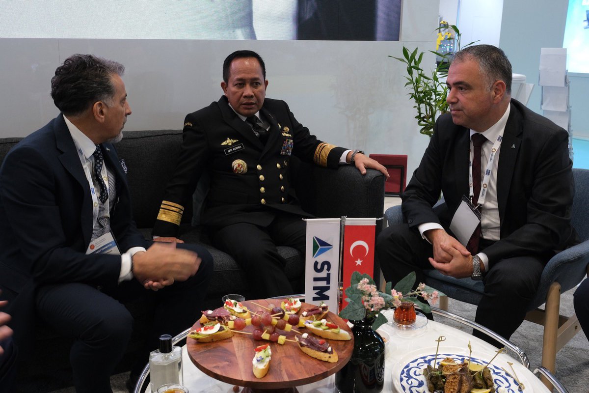 Azerbaijan, Pakistan, Kazakhstan and Indonesia delegations visited our booth at the #SAHAEXPO2022 exhibition to learn more about our #navalengineering solutions and #tacticalminiUAV systems. 🇦🇿 🇵🇰 🇰🇿 🇮🇩 #STMDefence #EngineeringTheNext @sahaexpo