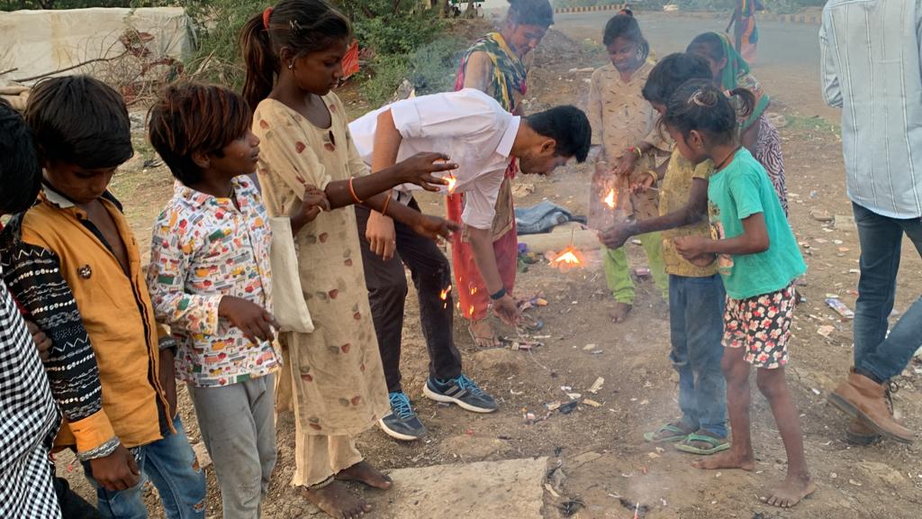 MkbuAbvp's tweet photo. અભાવિપ ભાવનગર SFS (STUDENTS FOR SEVA ) અંતર્ગત દીપોત્સવ-૨૦૨૨ કાર્યક્રમ નિમિતે સેવા વસ્તીમાં બાળકો સાથે ફટાકડા ફોડીને દીપોત્સવની ઉજવણી કરવામાં આવી
@ABVPGujarat https://t.co/8S7VAIgNjh