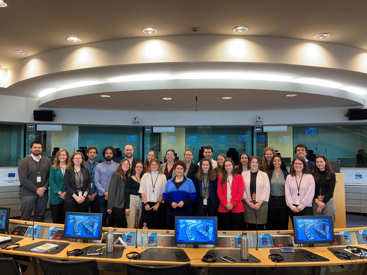 EESC_President's tweet photo. Pleased to talk with our newest #EUtrainees.
Traineeships are a great opportunity for young professionals to understand our work and we also enjoy learning from them.
Especially important to recognize the value of traineeships during #EYY2022 & next year's #EuropeanYearOfSkills. https://t.co/AX6FAVJKau