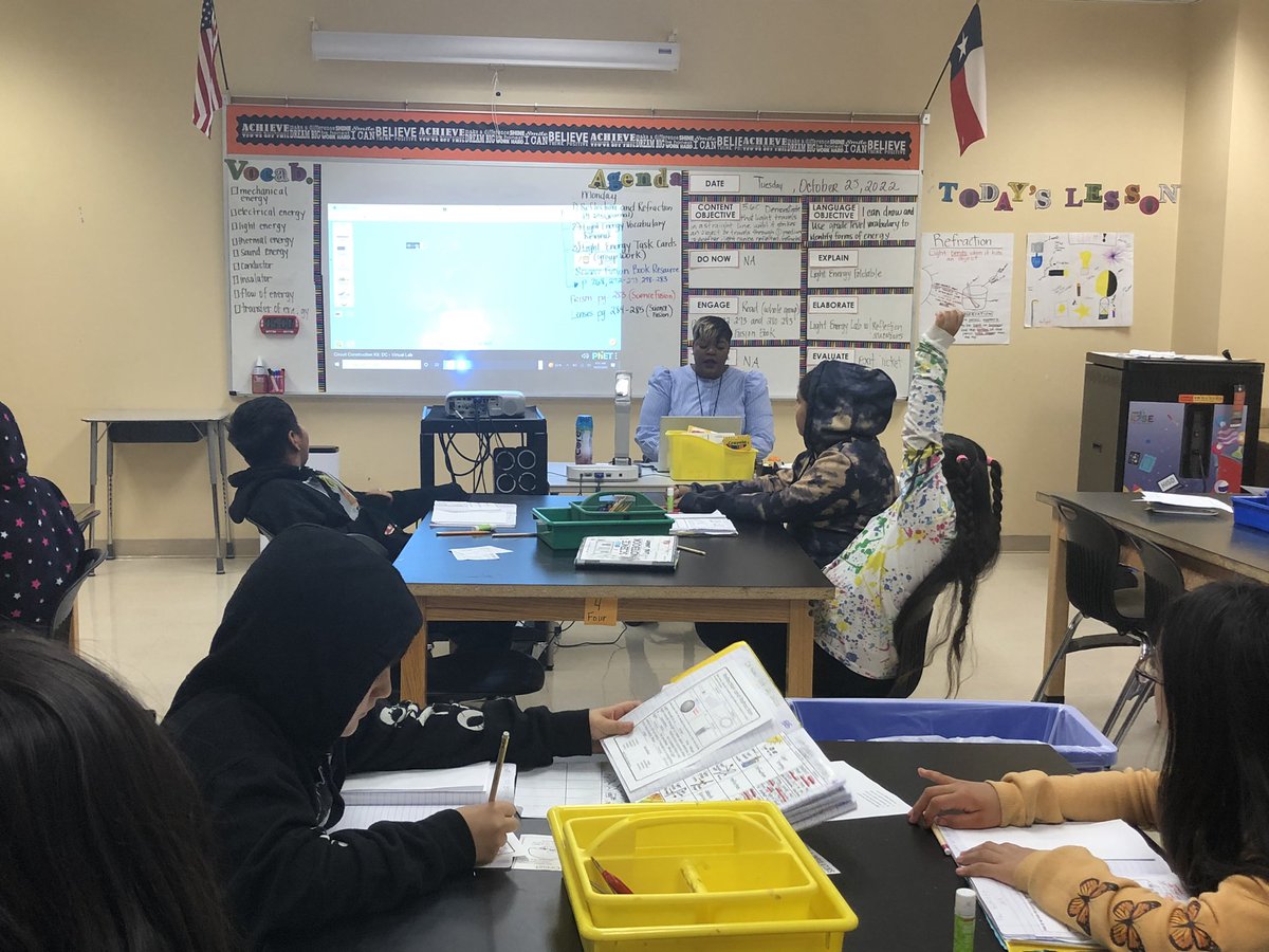 GhpalMyers's tweet photo. I always tell my own children that LEADERS lead from the front and not from the rear. Today @HighlandHtsES I saw it first hand. Principal @BMcKinney83 is teaching her 5th graders in the absence of a teacher. #GHPAL #LetsGo #Allhandsondeck @BrendellaChavis https://t.co/DcZc8rxxGj