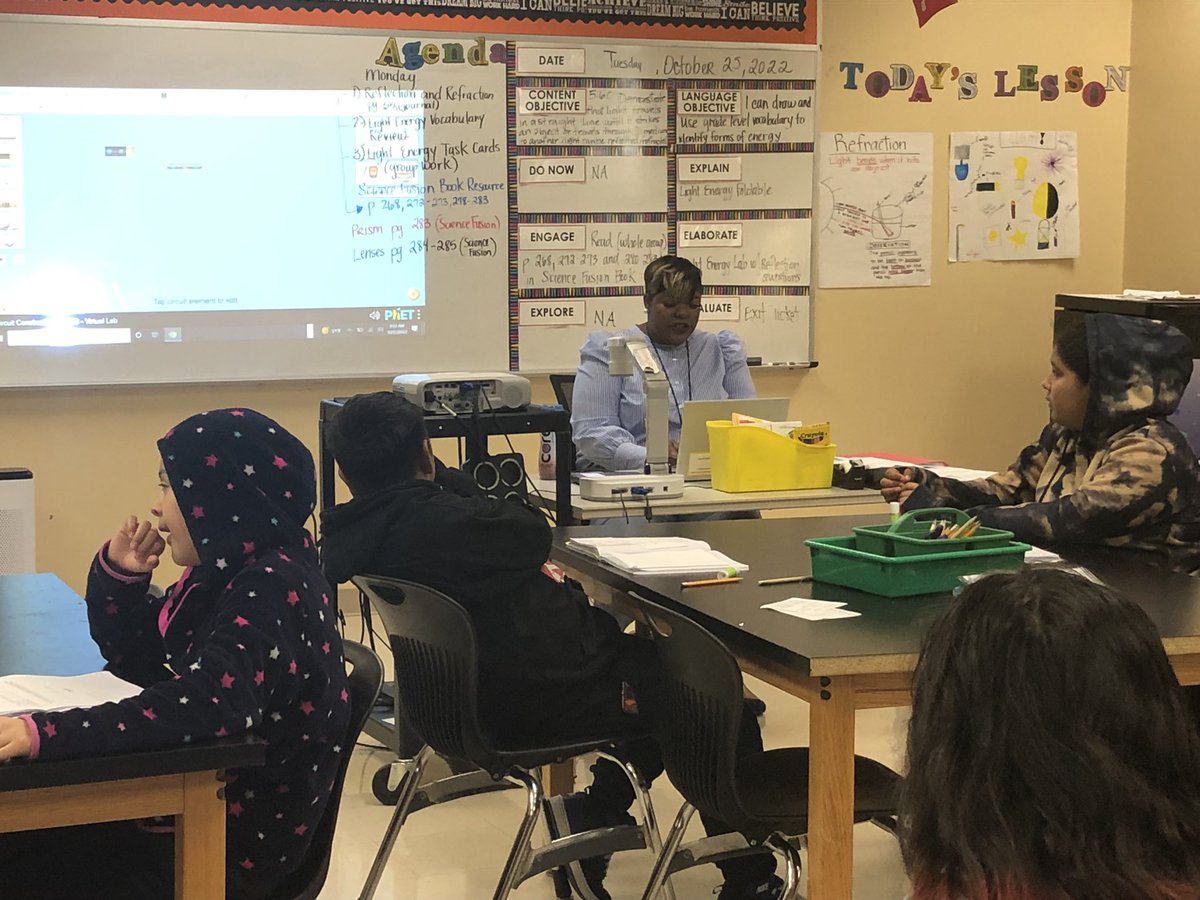 GhpalMyers's tweet photo. I always tell my own children that LEADERS lead from the front and not from the rear. Today @HighlandHtsES I saw it first hand. Principal @BMcKinney83 is teaching her 5th graders in the absence of a teacher. #GHPAL #LetsGo #Allhandsondeck @BrendellaChavis https://t.co/DcZc8rxxGj