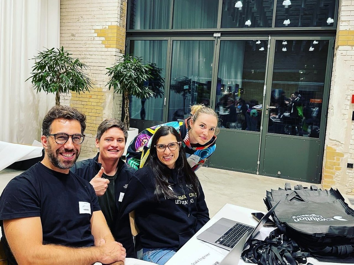 evoneering's tweet photo. Last Thursday, October 20th, Evolution team at @HackerX Berlin. ๐ฉ๐ช
Thank you to all evolutioneers involved ๐ซถ
#hackerx #evolution #recruitment #careers https://t.co/Tr22Dbwey5