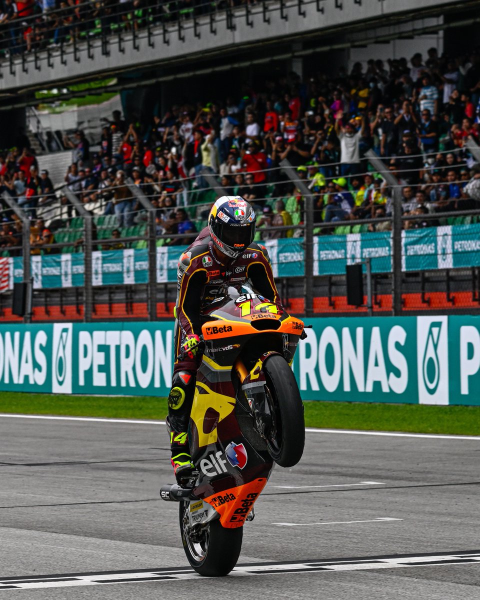 The perfect shot! 📸 🏁 

Happy #WheelieWednesday everyone from the #MalaysianGP 🇲🇾 winner in #Moto2 👉  @TonyArbolino 🥇