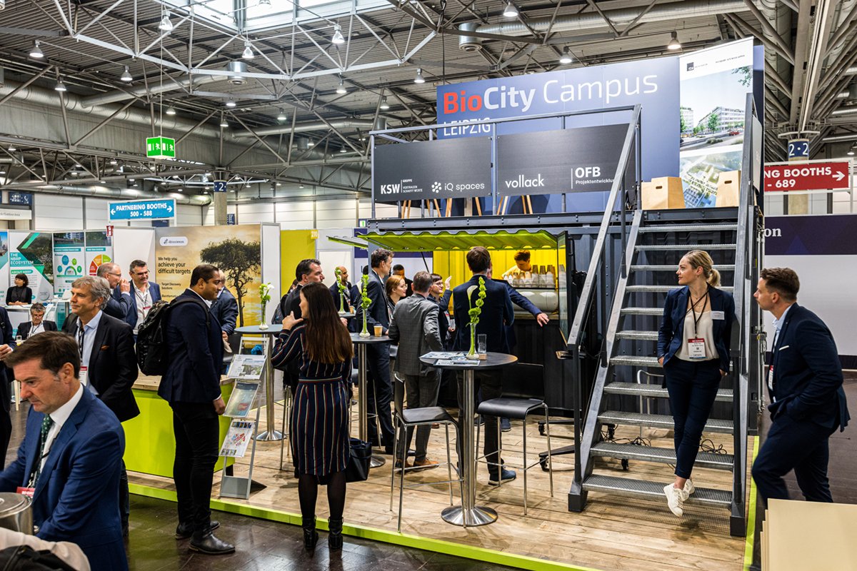 BioCityLeipzig's tweet photo. Der BioCity Campus booth ist einer der beliebtesten auf der BIO Europe! Trefft uns auf dem Stand #76 um mehr über die Zukunft und Möglichkeiten auf dem Campus zu erfahren! #ksw #ofb #vollack @alte_messe @biosaxony #IQSpaces https://t.co/5mM1VmuBPS