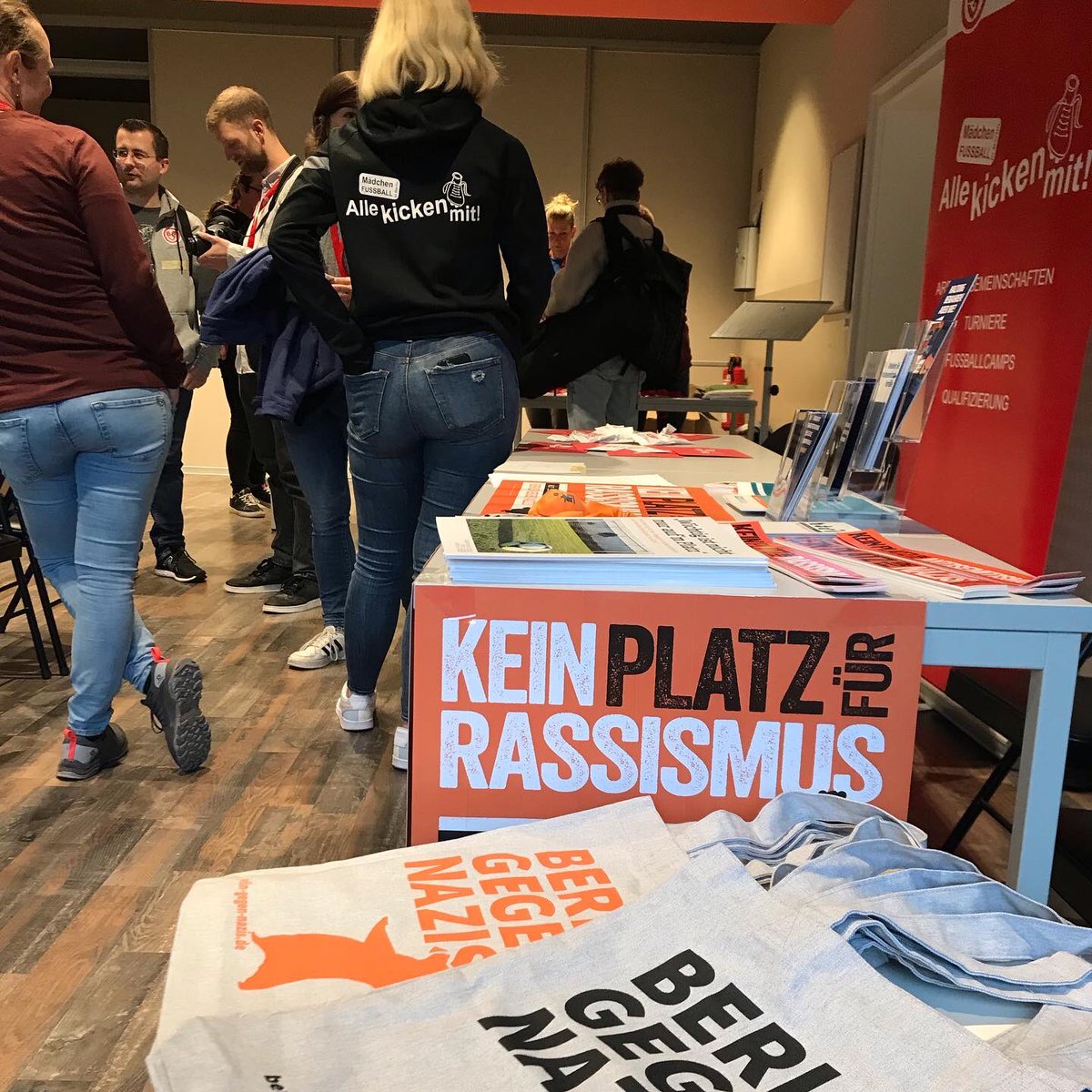 Am Freitag haben wir an unserem Infostand beim Fachtag "Vereine stark machen für Vielfalt" vom @BerlinerFV und LSVD BB mit vielen engagierten Sportfans gesprochen, die sich mit ihren Initiaven und in ihren Vereinen für mehr Vielfalt einsetzen. Danke für den super Fachtag!