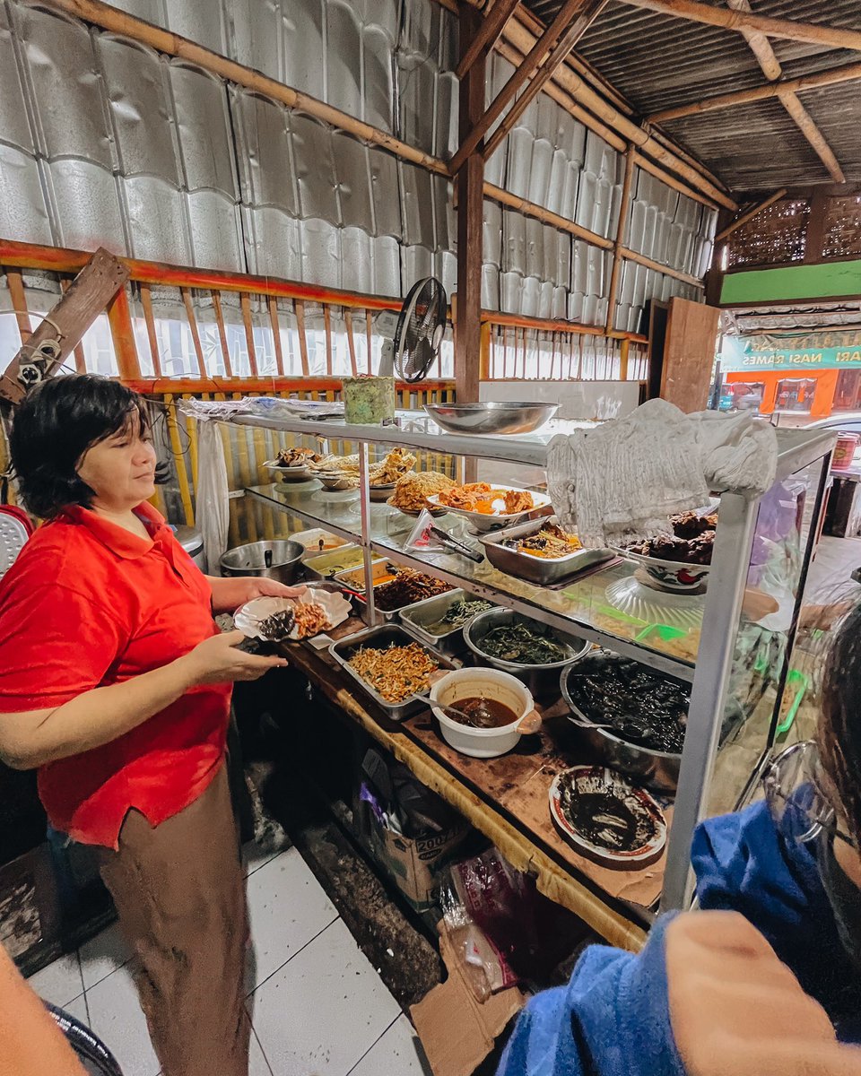 tumbarmericaa's tweet photo. Tiap ngidam cumi hitam atau mangut iwak pe pasti larinya ke sini. Ini andalan warlok &amp; mahasiswa sekitar, masakannya mostly seafood, dan Ibunya ini asli Tegal, ramah, mana suka ngasih bonus 😭 paling bener makannya plus gorengan sama es kelapa!📍 Warteg Pak Kirno, Jl. Perumnas https://t.co/xoogqtlY88