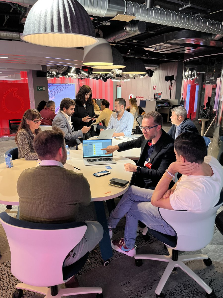 ProgramaMinerva's tweet photo. 🚀 Hoy estamos en #VodafoneLab con el equipo de innovación de @VodafoneEmpresa y las startups Minerva con soluciones verticalizadas de #digitalización en industrias y sectores muy diferentes para explorar sinergias. https://t.co/uxulghGNj6