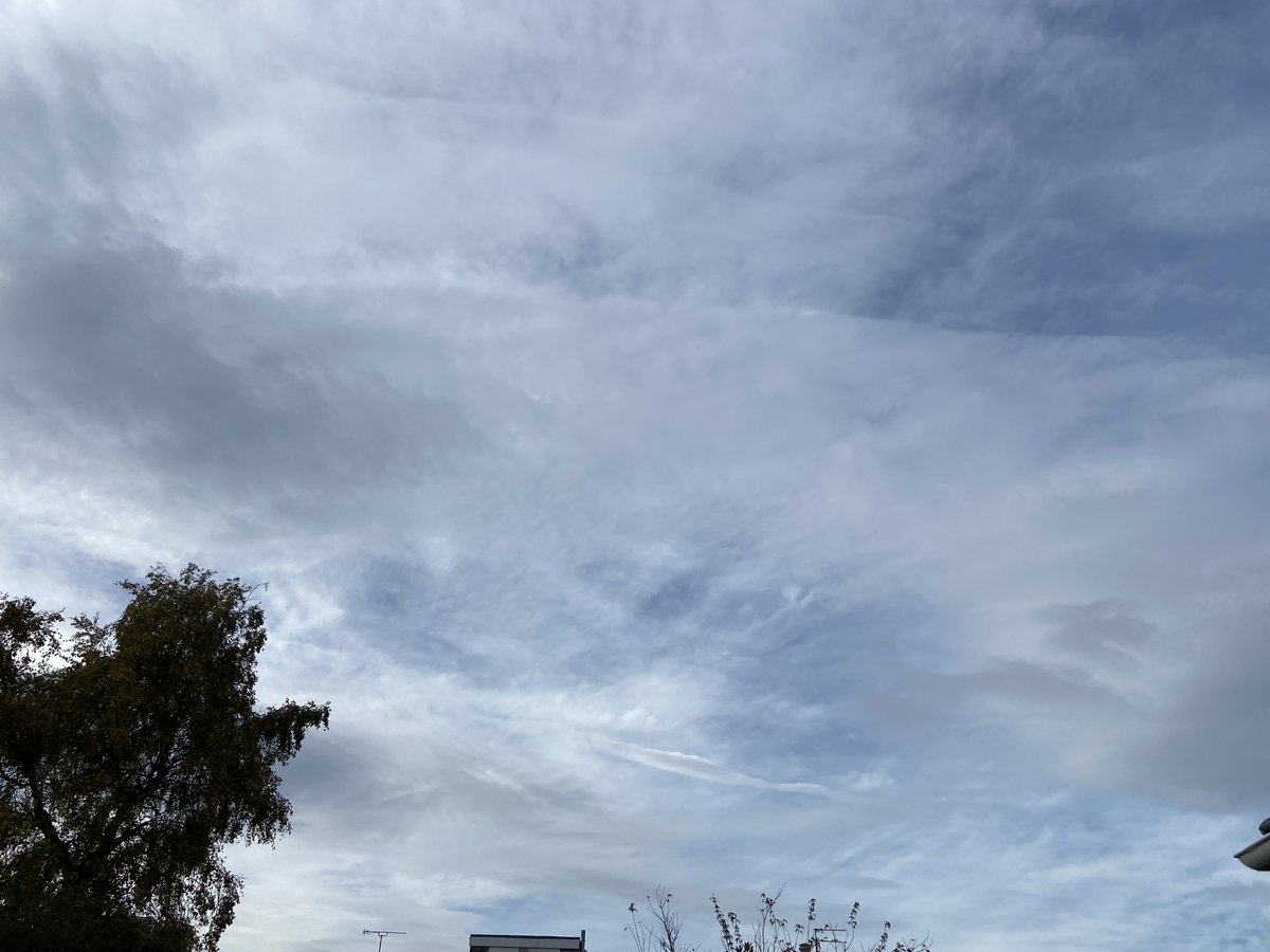 LoneMrWolf's tweet photo. Scotland yet again..😡

#Lookup
#contrails
#chemtrails 
#GeoEngineering ✈️☁️ https://t.co/aospchhveb