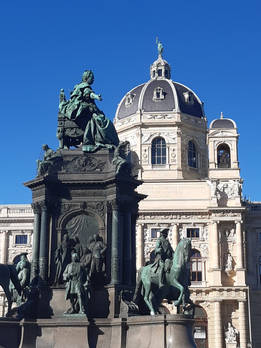 Einfach weil es schön ist: Das Naturhistorische Museum, Wien. Und Maria Theresia winkt huldvoll.
#Wien #Museum