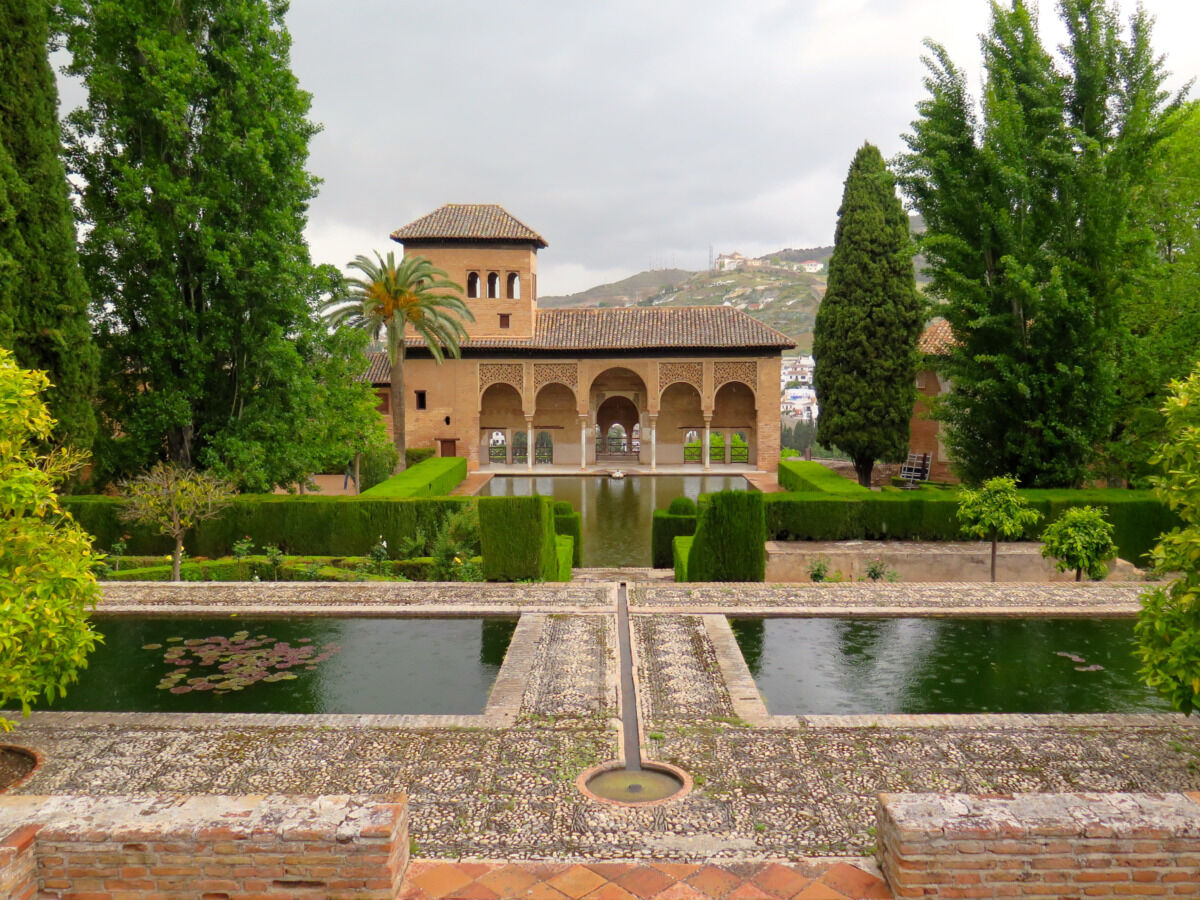 Alhambra en de tuinen worden tot de grootste nog bestaande kunstwerken gerekend. Dat is geen wonder, als we bedenken, dat de oudste gebouwen – zoals de citadel, ook wel Alcazaba genoemd – al uit de negende eeuw dateren.
gardentours.nl/tuinen/de-tuin…