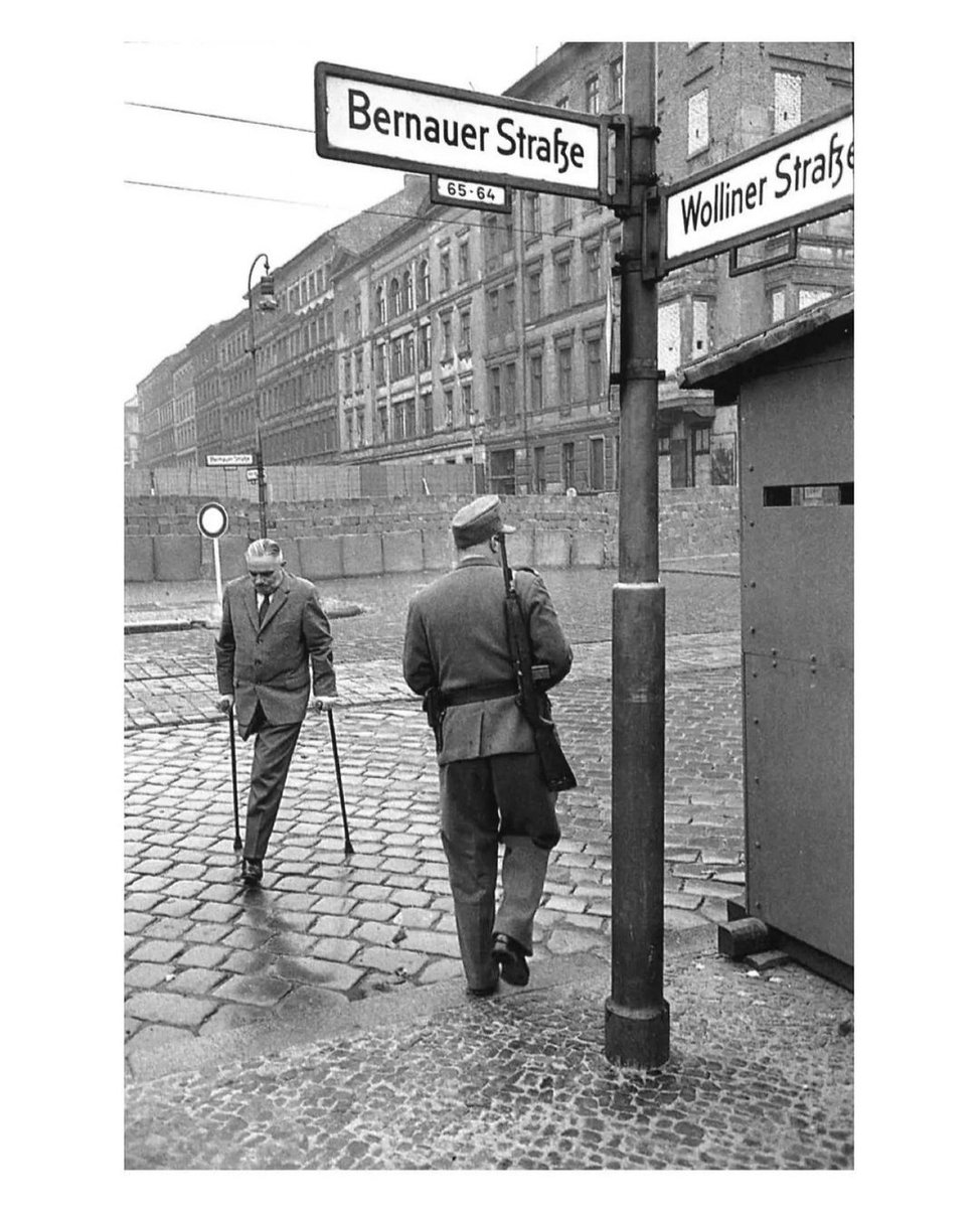 Henri Cartier-Bresson The Berlin Wall, 1962.#infhear #leoescuchate #HearYourselfBook HearYourselfBook.com