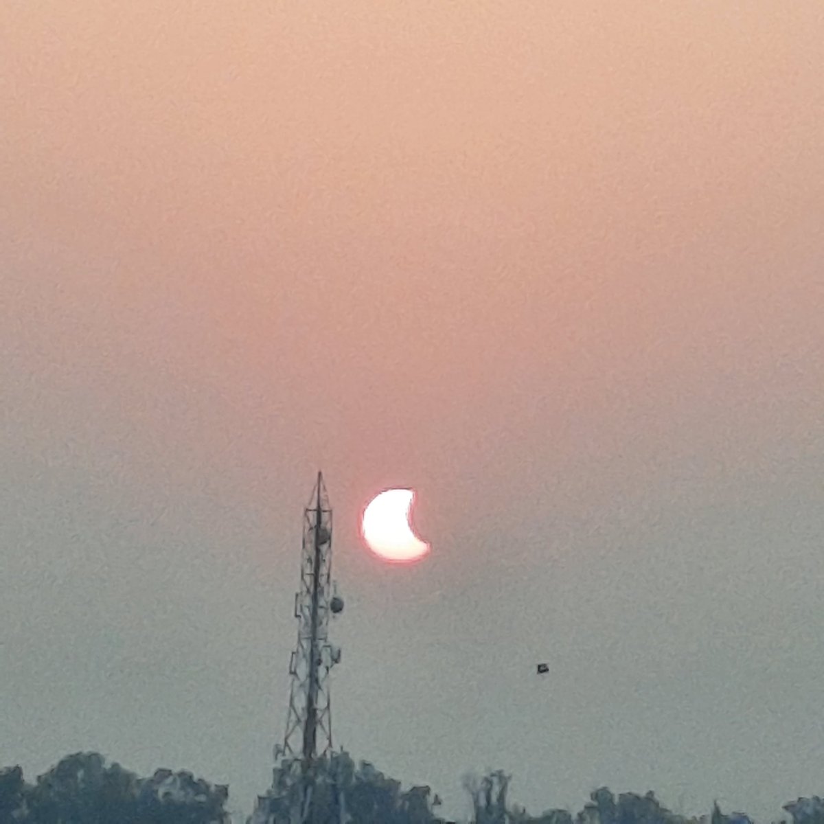 लखनऊ के आसमान में सूर्य ग्रहण