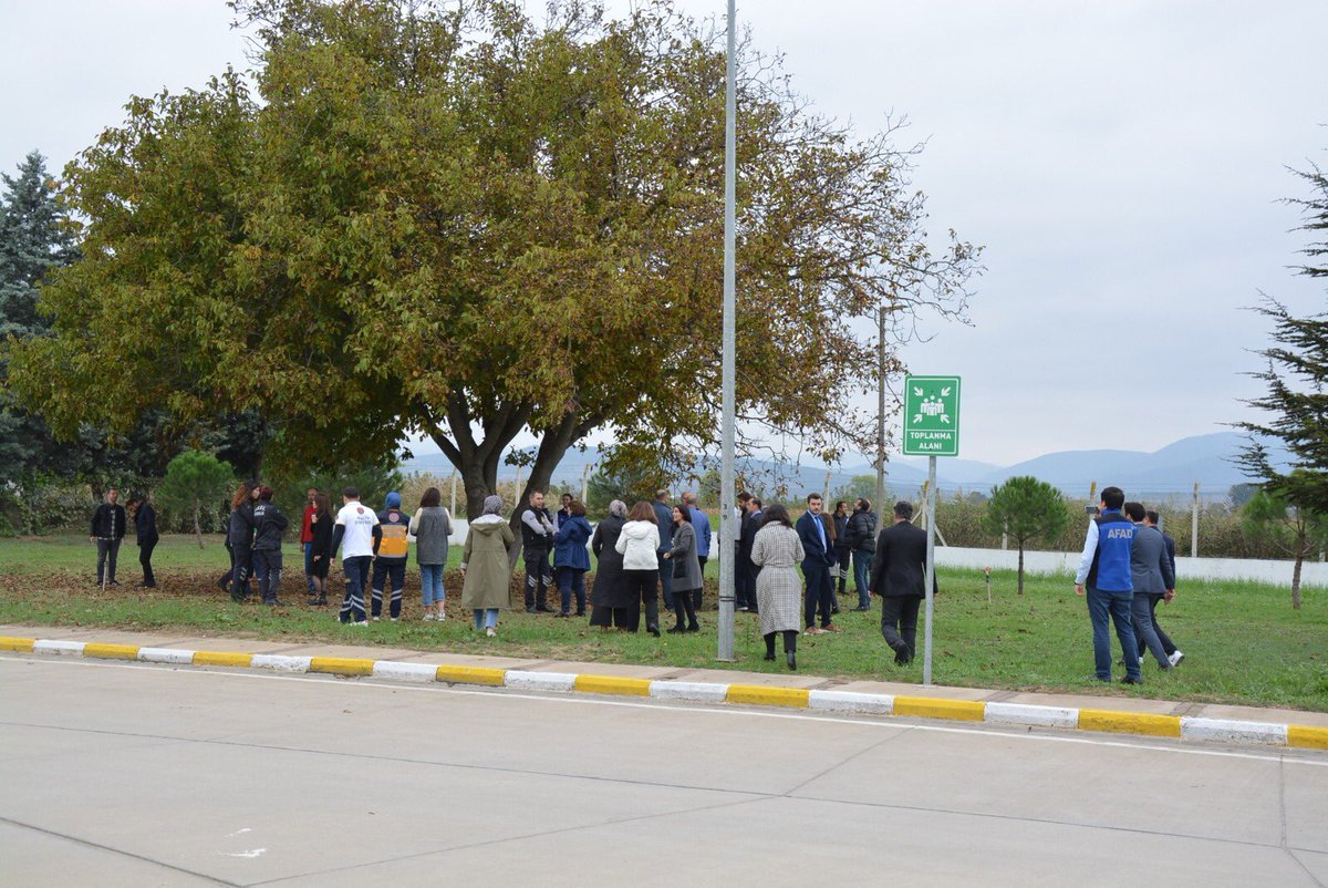 📍Bursa Yenişehir Havalimanı’nda görevli 6️⃣4️⃣ personelin katılımıyla gerçekleştirilen Deprem Anı ve Tahliye Tatbikatı başarıyla tamamlandı. Tatbikat öncesinde katılımcılara Çök-Kapan-Tutun farkındalık eğitimi verildi. Bugünün tatbikatı,yarının hazırlığı! #2022AfetTatbikatYılı