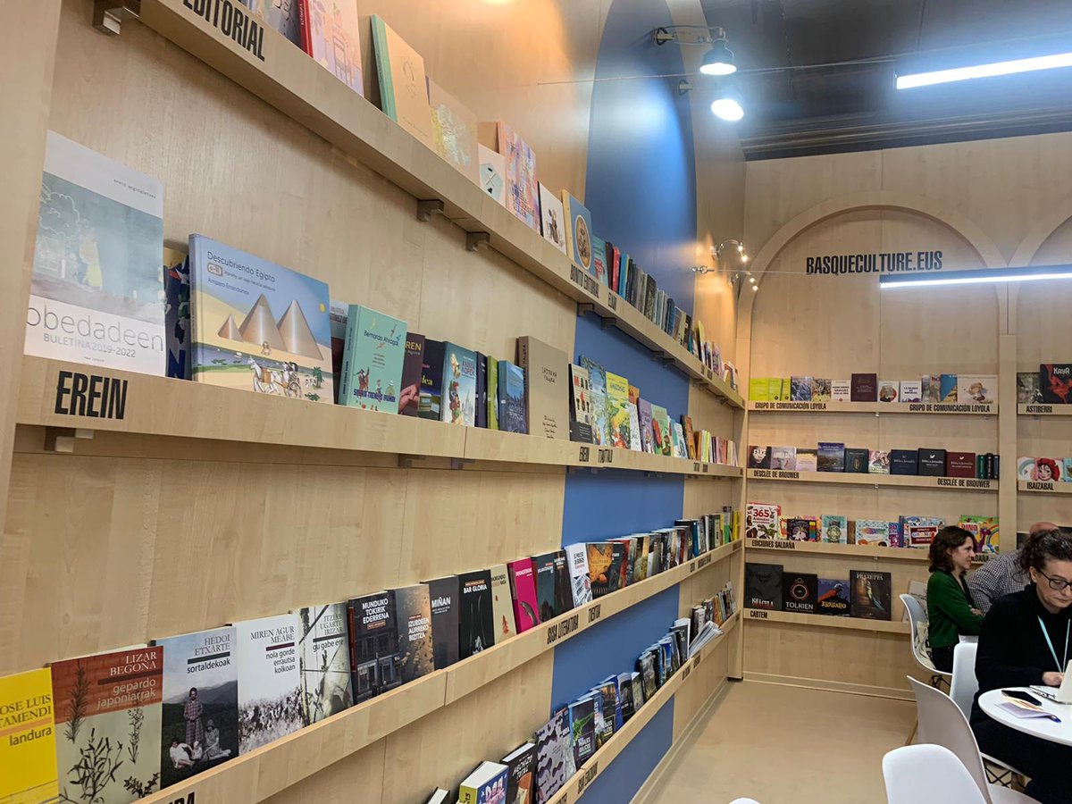 EHUargitalpenak's tweet photo. Universidad del País Vasco/Euskal Herriko Unibertsitateko Argitalpen Zerbitzuak Frankfurteko Liburu Azokan parte hartu du bere argitalpenekin Basque Booksen standean. / #UPVEHU #FeriadeFrankfurt #FeriadelLibrodeFrankfurt #FrankfurtBookFair #FrankfurterBuchMesse #BasqueBooks https://t.co/sMpSl65kgt