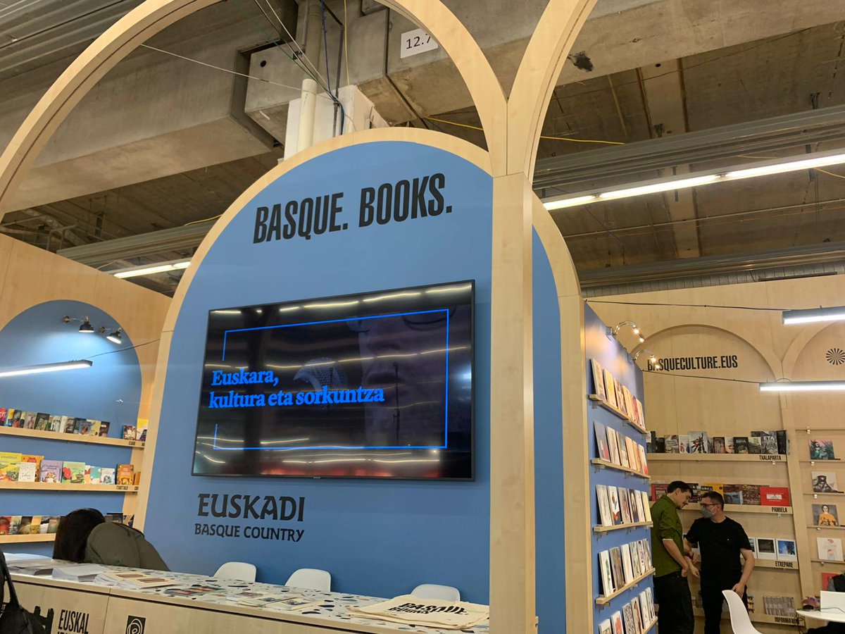 EHUargitalpenak's tweet photo. Universidad del País Vasco/Euskal Herriko Unibertsitateko Argitalpen Zerbitzuak Frankfurteko Liburu Azokan parte hartu du bere argitalpenekin Basque Booksen standean. / #UPVEHU #FeriadeFrankfurt #FeriadelLibrodeFrankfurt #FrankfurtBookFair #FrankfurterBuchMesse #BasqueBooks https://t.co/sMpSl65kgt