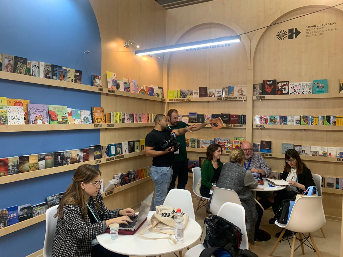 EHUargitalpenak's tweet photo. Universidad del País Vasco/Euskal Herriko Unibertsitateko Argitalpen Zerbitzuak Frankfurteko Liburu Azokan parte hartu du bere argitalpenekin Basque Booksen standean. / #UPVEHU #FeriadeFrankfurt #FeriadelLibrodeFrankfurt #FrankfurtBookFair #FrankfurterBuchMesse #BasqueBooks https://t.co/sMpSl65kgt