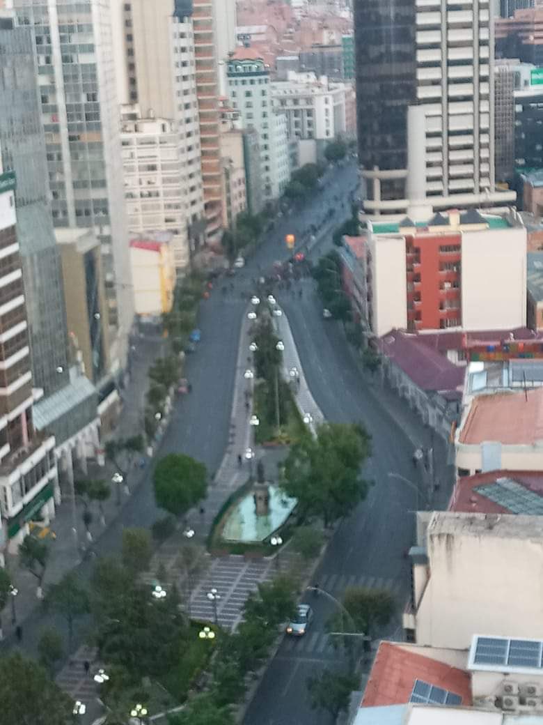 karolinakiroga's tweet photo. La Paz está totalmente paralizada por bloqueos de mineros. 
¿A qué hora salen los masistas a gritar, “queremos trabajar”? https://t.co/PqTgaWrLtZ