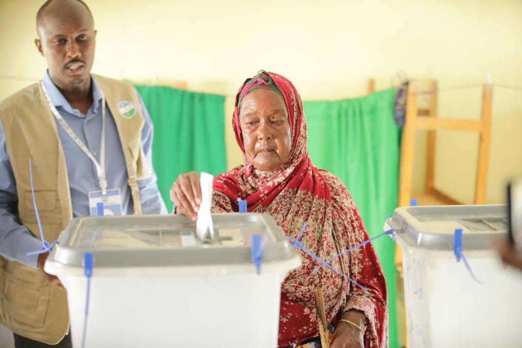 PECPuntland's tweet photo. #OnThisDay in 2021: Thousands of people in the districts of #Qardho, #Eyl and #Ufeyn were queued in long lines to exercise their constitutional rights and vote🗳️for their local councils, the first ever #1P1V election in #Puntland. https://t.co/PiFpdAVY5r