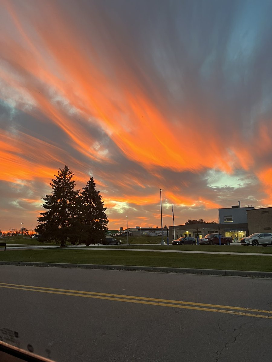 Pulling into <a href="/StadiumDriveLO/">Stadium Drive Elementary</a> this morning’s got me like…😍🤩💚🤍