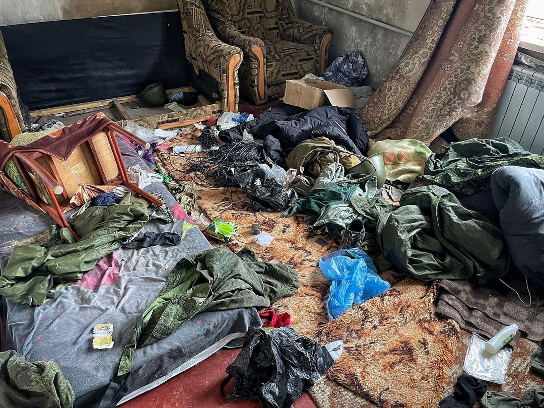 DesignChamber's tweet image. Звільнений Ямпіль, Донеччина. Місце перебування русні, традиційний смітник.  Т.зв. «росіяни» немов  біологічно інший вид homo sapiens, це бидло; навіть звірі поводяться більш охайно. Й само собою, крадені речі: блендер, коробка з телефоном, тепловентилятор тощо. 
#орки #русские