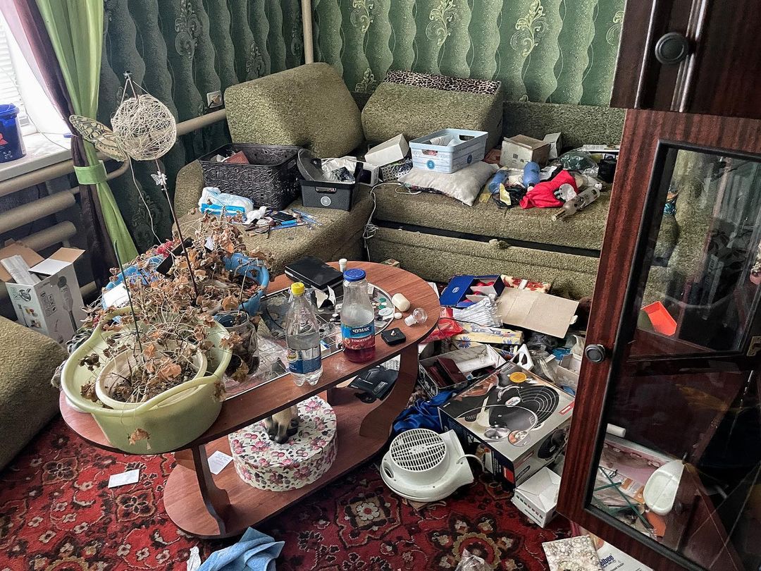 DesignChamber's tweet image. Звільнений Ямпіль, Донеччина. Місце перебування русні, традиційний смітник.  Т.зв. «росіяни» немов  біологічно інший вид homo sapiens, це бидло; навіть звірі поводяться більш охайно. Й само собою, крадені речі: блендер, коробка з телефоном, тепловентилятор тощо. 
#орки #русские