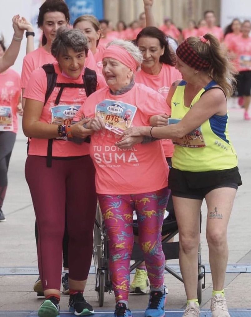 esdecirdiario's tweet photo. Delfina solía hacer la @carreramujer acompañada de su hija Sara. 

Ahora ella tiene un #alzheimer avanzado y va en silla de ruedas.

Cuando estaba llegando al final del trayecto ha pedido que le ayudasen a ponerse de pie porque quería cruzar de esta manera la meta. https://t.co/re8LwFKGeL