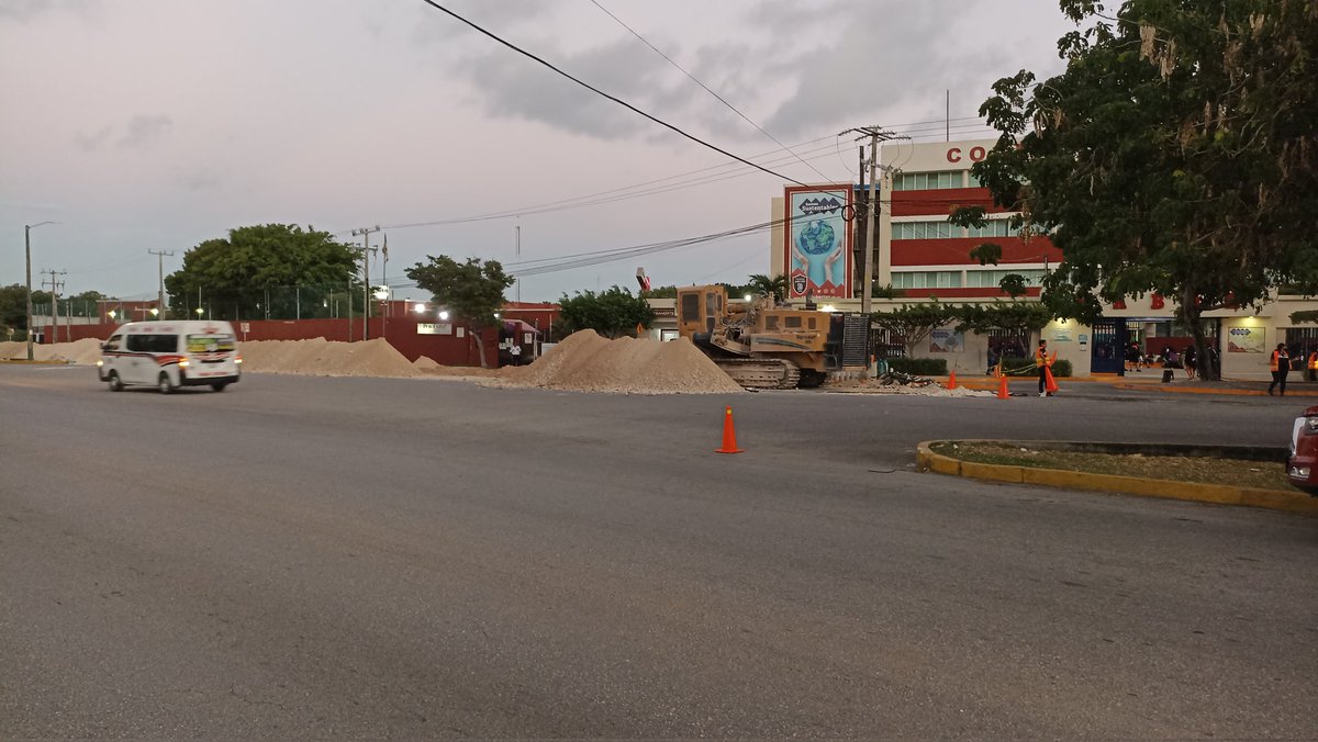 BCaperuza's tweet photo. Las obras se extienden sobre la lateral de la Andrés Quintana Roo creando un caos (más de lo habitual) frente al Colegio Boston. 
A menos que traigan a sus hijos, no circular aquí ni por equivocacion, al menos en horario de entrada y salida.
@VivoEnCancun @CancunSOS https://t.co/9MuZsP0E8q