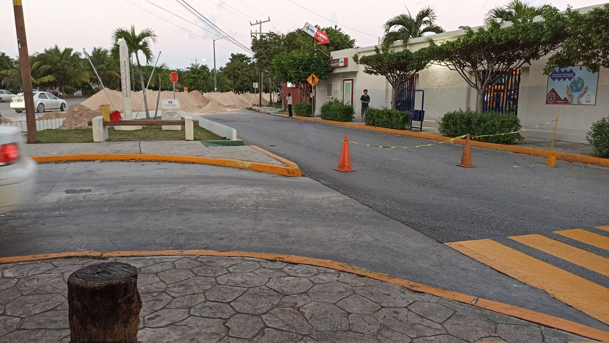BCaperuza's tweet photo. Las obras se extienden sobre la lateral de la Andrés Quintana Roo creando un caos (más de lo habitual) frente al Colegio Boston. 
A menos que traigan a sus hijos, no circular aquí ni por equivocacion, al menos en horario de entrada y salida.
@VivoEnCancun @CancunSOS https://t.co/9MuZsP0E8q