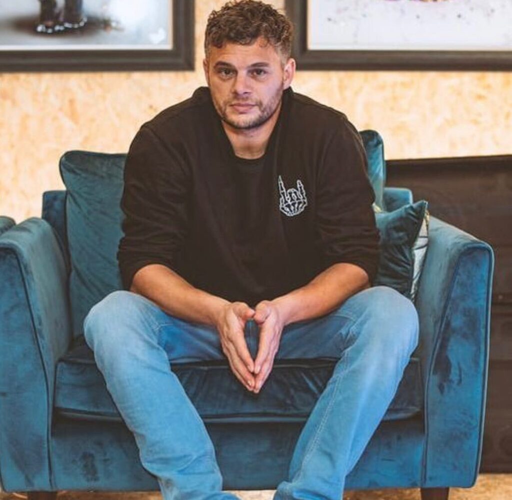 LIVE MUSIC 🎶 
This Thursday we are joined by the amazing @andyquickmusic 
7-9pm in the lower deck bar! See you there!
.
.
#stmawes #stmaweshotel #roselandpeninsula #livemusic #stmawessights #halfterm instagr.am/p/CkIl721rvvC/