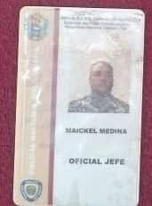 InforTvenezuela's tweet photo. El supervisor jefe de la PNB Maickel Medina que asesinó de un disparo en la cabeza a Surma Villaroel de 61 años cuando la mando a callar y la señora No obedeció,estaba bajo los efectos del alcohol.
Esto paso dentro de una camioneta de pasajeros en Santa Lucia,Valles del Tuy. https://t.co/dMOQdEARKU