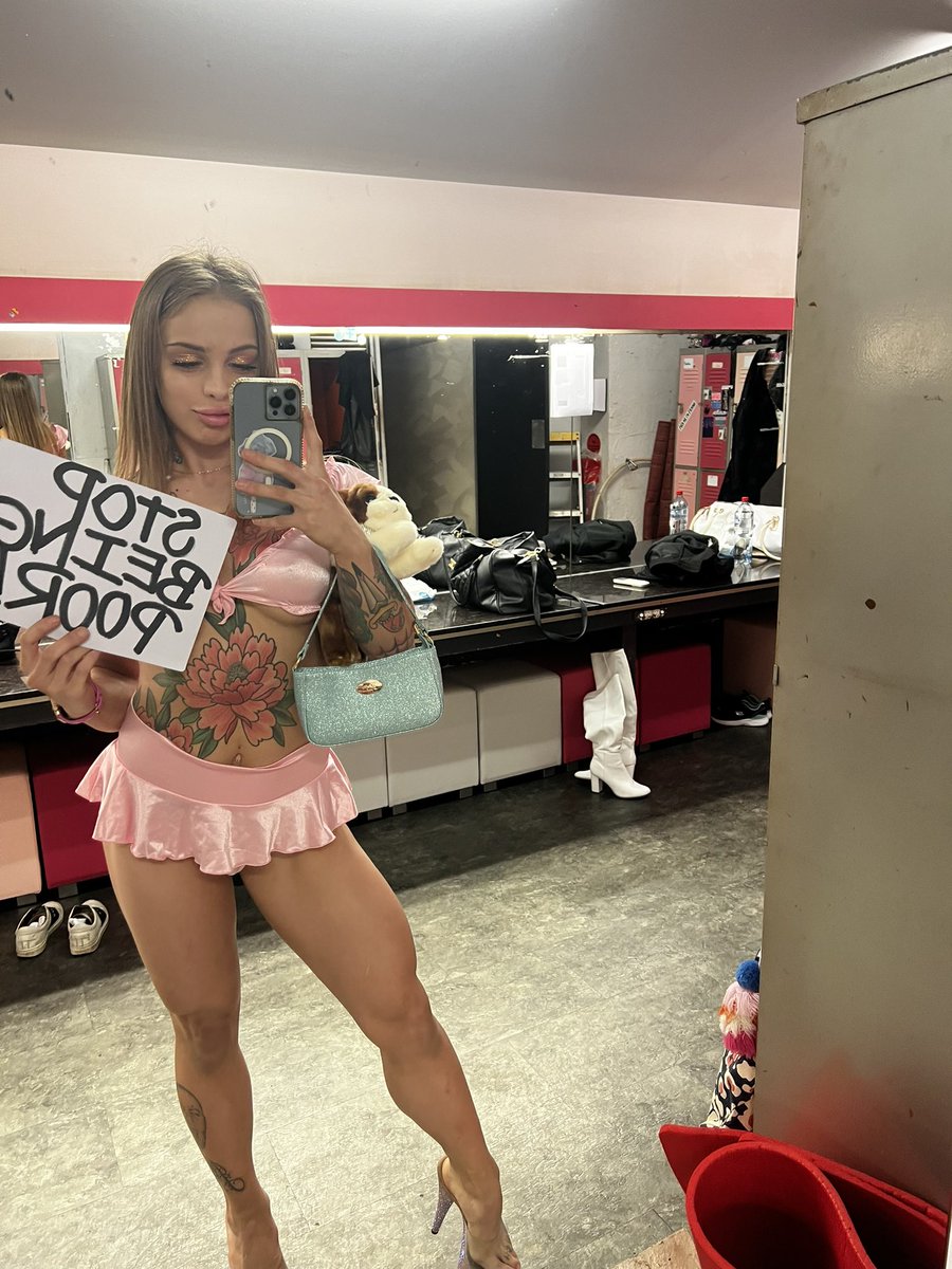 ni_nahhh's tweet photo. Do you like my halloween outfit for work @ParisHilton ?
obviously I could only pick an icon to dress as #sliving https://t.co/Stw8EbOfTX