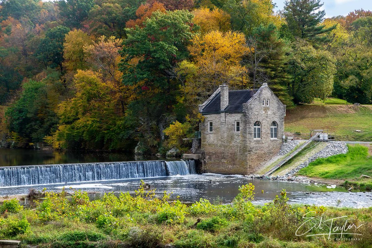 Perfect wall art for your #home or #office.  A 1904 water treatment building bordered by #Autumncolors 

tiny.cc/gwb0vz

#fallcolors #landscapephotography #landscape #homedecor #officedecor #puzzles #design #interiordesign #wallart