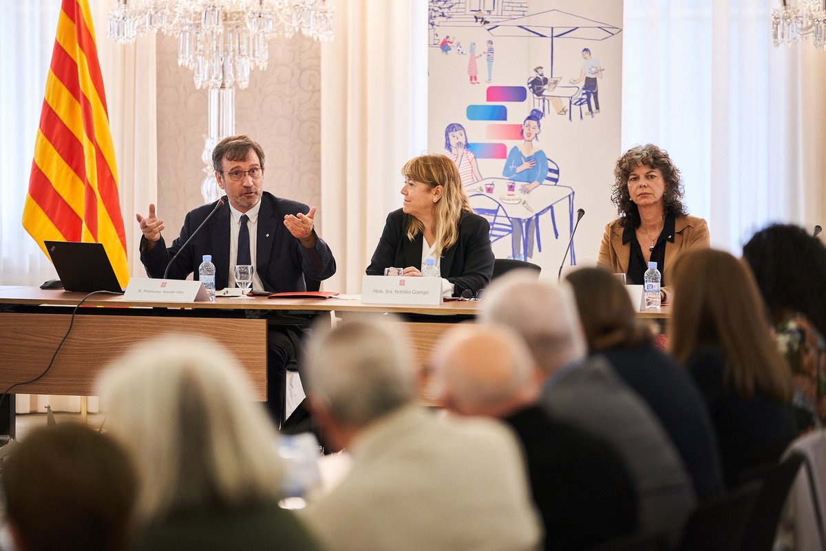 cultura_cat's tweet photo. 🟢 El secretari de Política Lingüística, Francesc-Xavier Vila (@VilaFx), ha explicat les dades a una trentena de personalitats i representants d’entitats de la taula del Pacte, així com representants de tots els grups parlamentaris interessats. https://t.co/iIPtIrZqIx