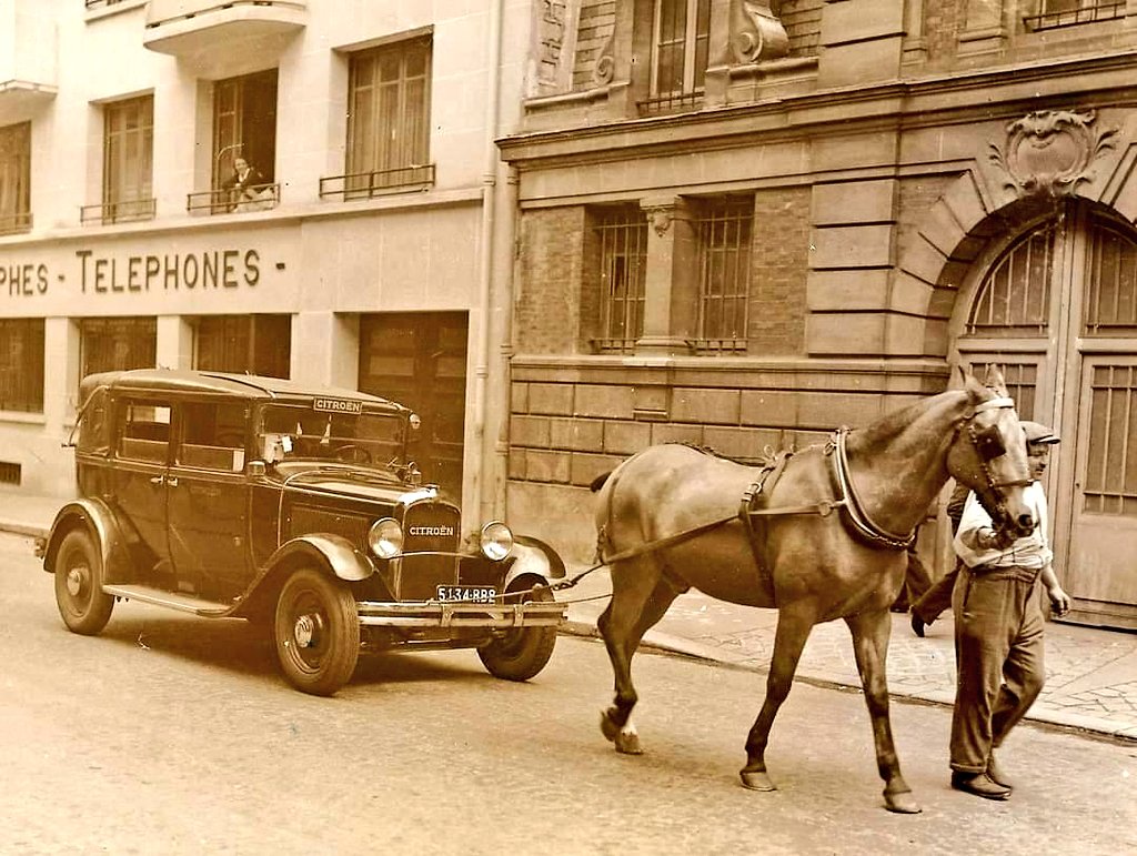 #Paris, panne d’essence, 1936. Via @ParisAMDParis paris-visites-guidees.com