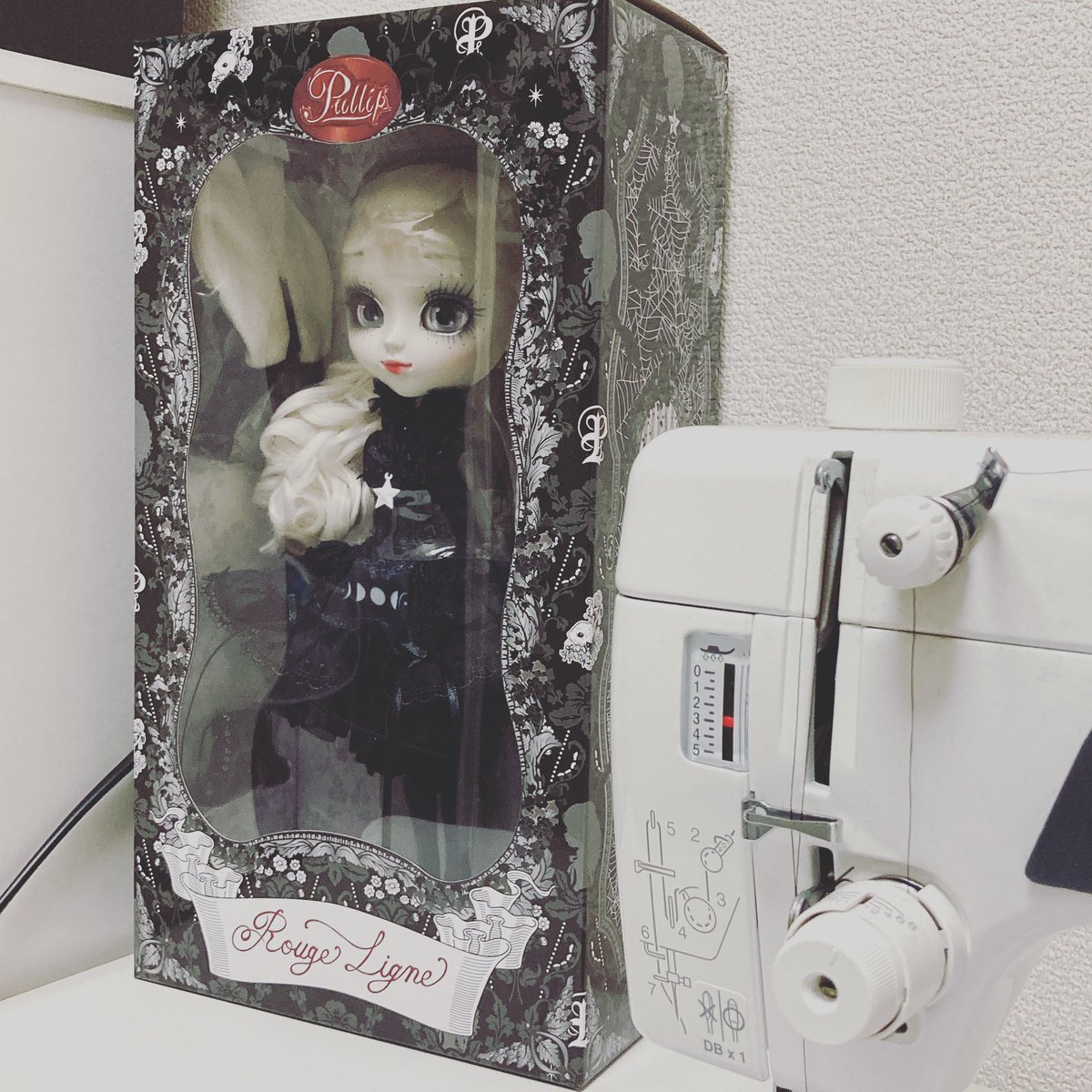 PrincessDollaya's tweet photo. 作業の合間に届いたメアリを眺めています。
、、癒される💕
開封は落ち着いた、もうちょっと後かなぁ。
@Rouge_Ligne_
#rougeligne
#pullipmayle #collaboration #AGA #AGA_Pullip #AGAdoll #cheonsangcheonha #ドール #doll https://t.co/cE7ScyGSBq
