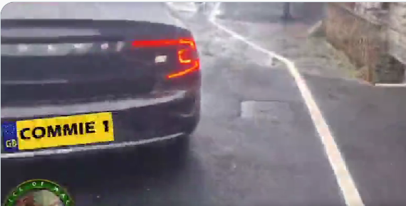 You have to admire the discretion of Voice of Wales when they tried to interview Welsh First Minister @MarkDrakeford driving away in his car. The number plate was only on screen for a split second but we'll never know the number. Cc @StanVoWales twitter.com/StanVoWales/st…